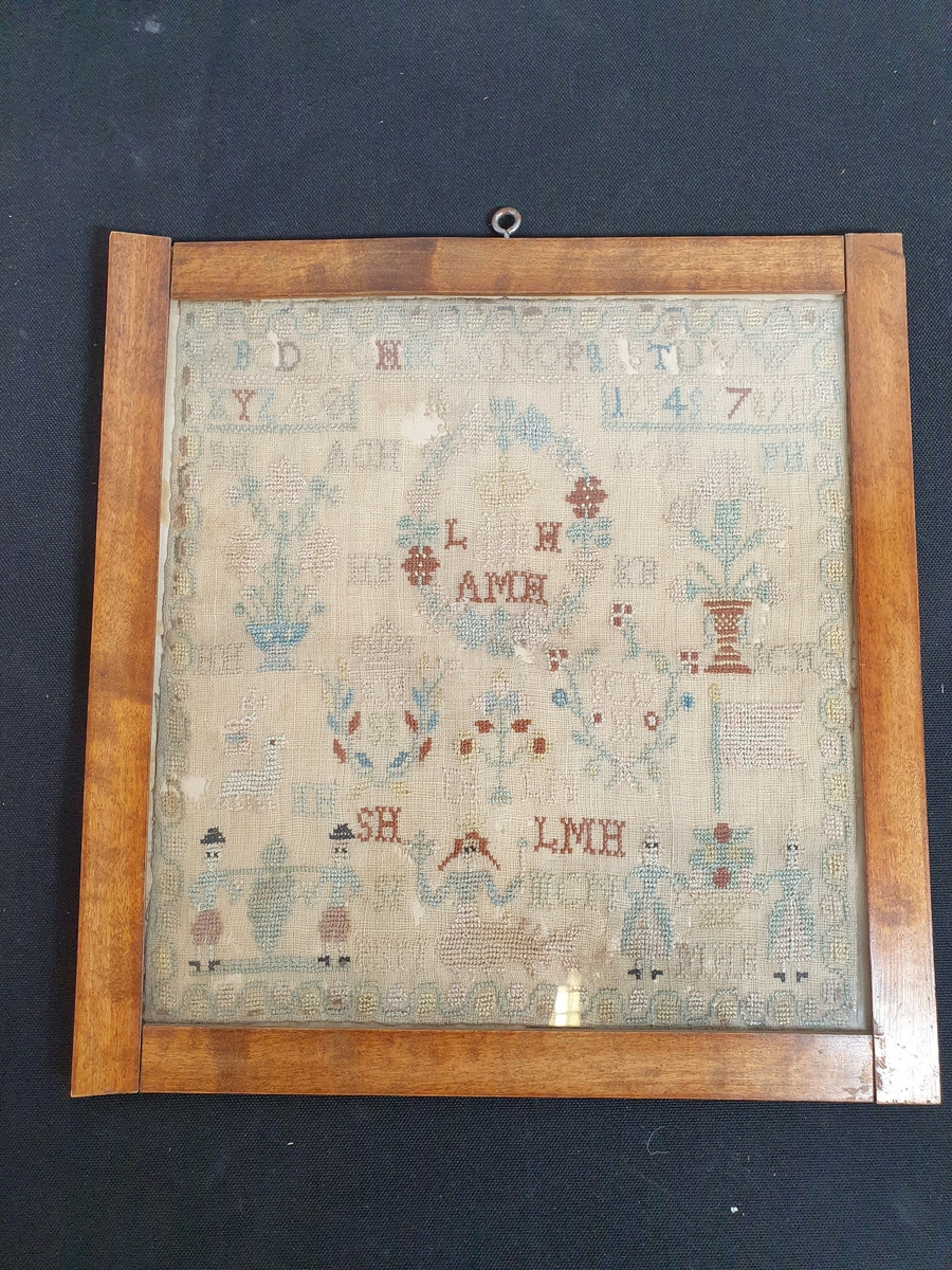Navneduk, fig., blomstervaser, m.v. , innrammet 32,3 h.  33, 8 br. 
1802


Denne Navneduk er syd av Johanne Christine Dass Holtermann, f. i Bergen 6/9 1792, d. 14/4 1807, 
hvis Navnetræk står omgit av en Blomsterkrans tilhøire paa Duken med et Flag ved siden, 
Hændes forældres Initialer staar øverst omgit av en større blomsterkrans: L.H = Lorentz Holtermann og A.M.K.= Anne Margrete H. (f. Blydt)
Paa begge Sider av kransen staar saa hennes Foeældres initialer: H.B= Hans Blydt og K.B.= Karen Blydt (f. Foss). 
Midt på Duken og yterst i Kanten paa hver side staar den unge Sømmerskes Fars Foreldres initialer: H.H.= Hans Holtermann og 
J.C.H.= Johanne Christine Holtermann (f. Dass).

Navneduken dær utlaant til Jubileumsutstillingene i 1914 
Navneduken dær utlaant til utstilingen navneduker arrangert av Norsk Folkemuseum Sommeren 1921.
Navneduken foræret Oplandenes Folkemuseum 1934 av

Frederikke Waaler, f. Rynning
                                Harnes.