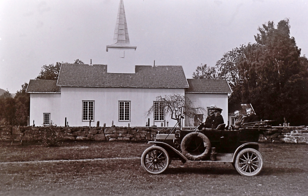 Bil foran Svarstad kirke. Det er en Ford T-modell. Siden produksjonen av den startet høsten 1908, må et foto fra 1910 vise et meget tidlig eksemplar.