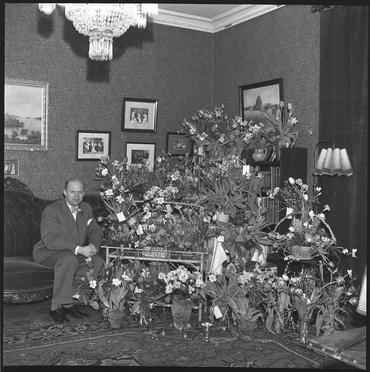 Specerihandlare Bengt Nygren på sin 40-årsdag. Kungsgatan, kv Pärlan 9. 22 mars 1950.