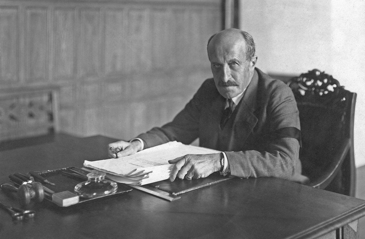 Eric Trolle, landshövding i Östergötlands län under åren 1912-1930. Här ser vi honom i sitt arbetsrum på Linköpings slott något år i hans senare del av ämbetsperioden.