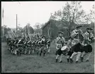 Män i karolineruniform marscherar, Härkebergafesten, Uppland 1936