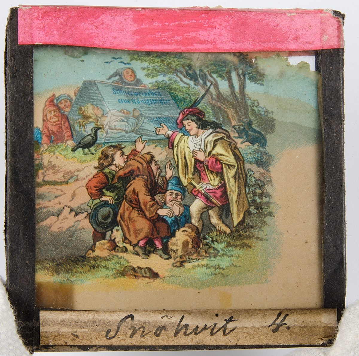 Tjugoåtta skioptikonbilder med motiv från bl.a. olika historiska händelser och sagor. Merparten i färg. Vissa skioptikonbilder, såsom avbildade personer, i sv/v. De flesta har en rosa, gul eller svart tejp som håller ihop de två glasplåtar i vilka motivet är fastsatt i. Vissa av bilderna är numrerade eller märkta med en bokstav.