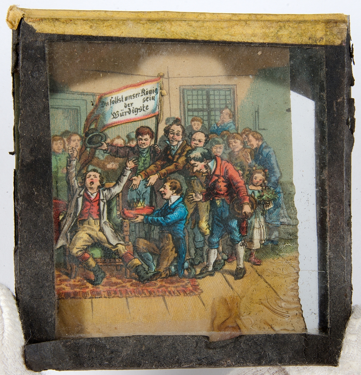 Tjugoåtta skioptikonbilder med motiv från bl.a. olika historiska händelser och sagor. Merparten i färg. Vissa skioptikonbilder, såsom avbildade personer, i sv/v. De flesta har en rosa, gul eller svart tejp som håller ihop de två glasplåtar i vilka motivet är fastsatt i. Vissa av bilderna är numrerade eller märkta med en bokstav.