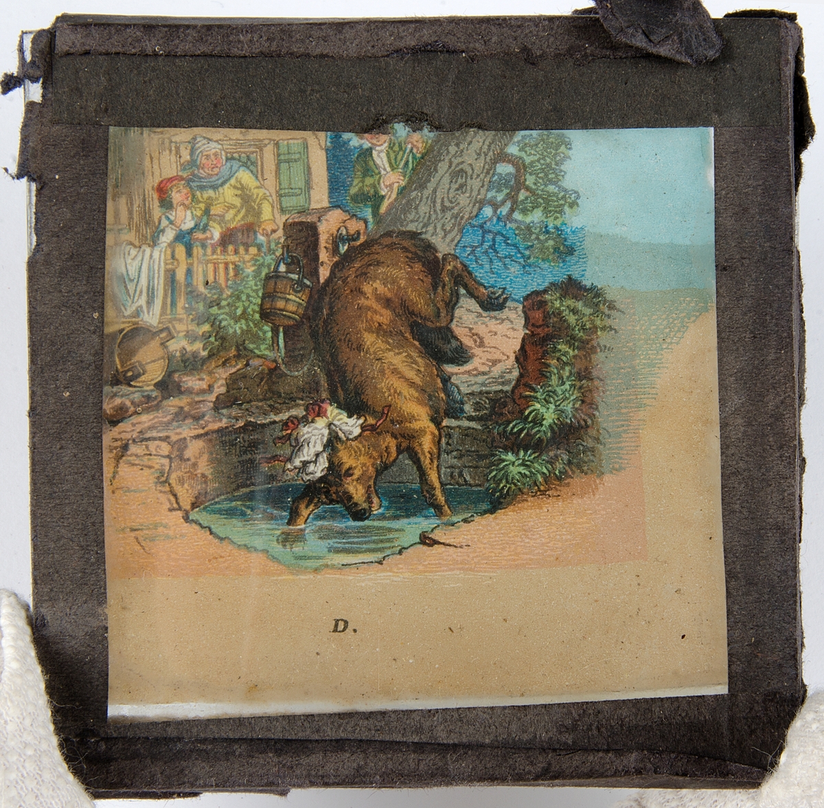 Tjugoåtta skioptikonbilder med motiv från bl.a. olika historiska händelser och sagor. Merparten i färg. Vissa skioptikonbilder, såsom avbildade personer, i sv/v. De flesta har en rosa, gul eller svart tejp som håller ihop de två glasplåtar i vilka motivet är fastsatt i. Vissa av bilderna är numrerade eller märkta med en bokstav.