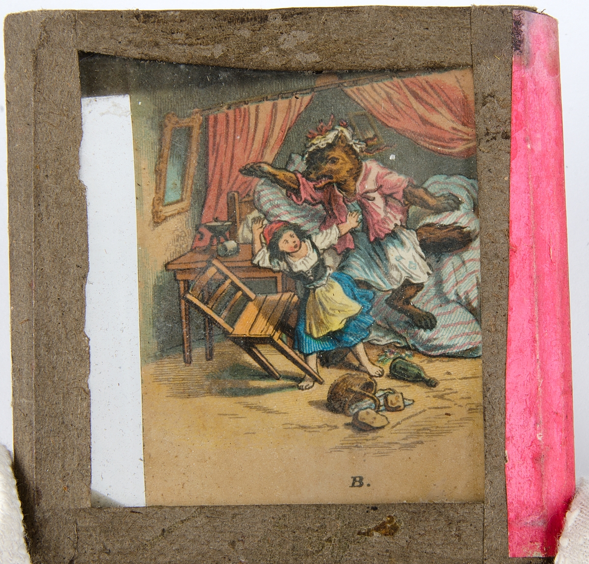 Tjugoåtta skioptikonbilder med motiv från bl.a. olika historiska händelser och sagor. Merparten i färg. Vissa skioptikonbilder, såsom avbildade personer, i sv/v. De flesta har en rosa, gul eller svart tejp som håller ihop de två glasplåtar i vilka motivet är fastsatt i. Vissa av bilderna är numrerade eller märkta med en bokstav.