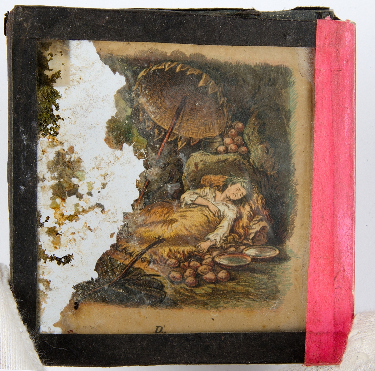 Tjugoåtta skioptikonbilder med motiv från bl.a. olika historiska händelser och sagor. Merparten i färg. Vissa skioptikonbilder, såsom avbildade personer, i sv/v. De flesta har en rosa, gul eller svart tejp som håller ihop de två glasplåtar i vilka motivet är fastsatt i. Vissa av bilderna är numrerade eller märkta med en bokstav.