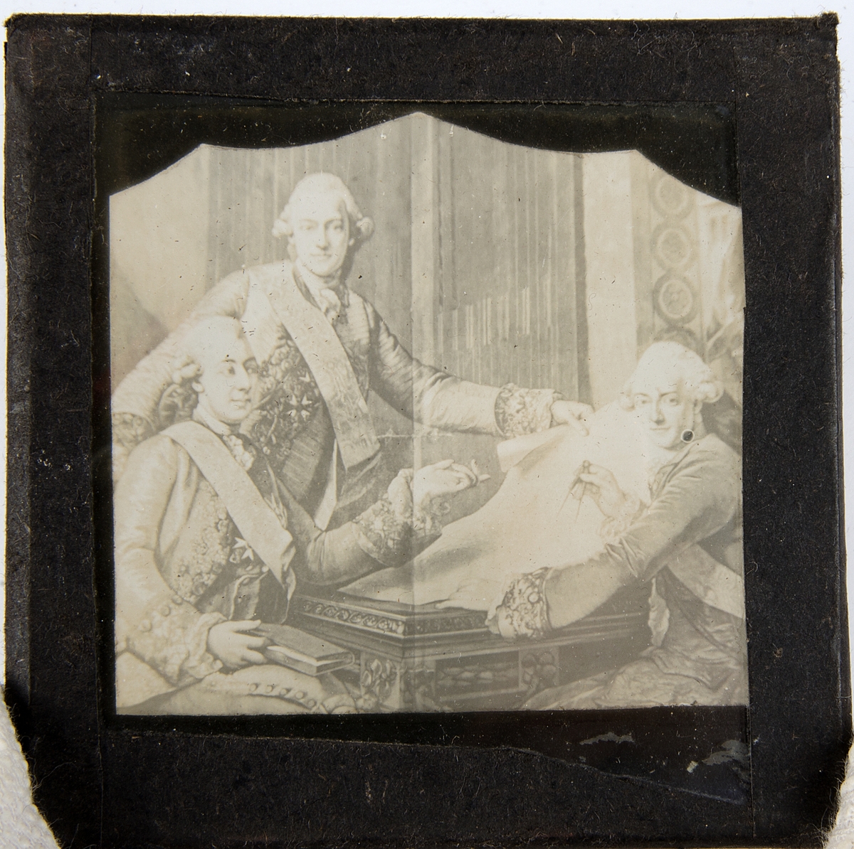 Tjugoåtta skioptikonbilder med motiv från bl.a. olika historiska händelser och sagor. Merparten i färg. Vissa skioptikonbilder, såsom avbildade personer, i sv/v. De flesta har en rosa, gul eller svart tejp som håller ihop de två glasplåtar i vilka motivet är fastsatt i. Vissa av bilderna är numrerade eller märkta med en bokstav.