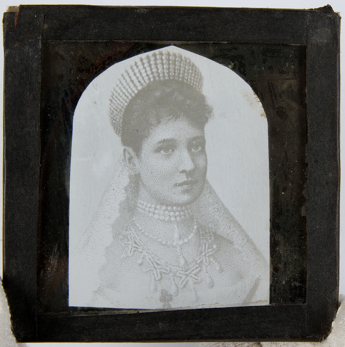 Tjugoåtta skioptikonbilder med motiv från bl.a. olika historiska händelser och sagor. Merparten i färg. Vissa skioptikonbilder, såsom avbildade personer, i sv/v. De flesta har en rosa, gul eller svart tejp som håller ihop de två glasplåtar i vilka motivet är fastsatt i. Vissa av bilderna är numrerade eller märkta med en bokstav.