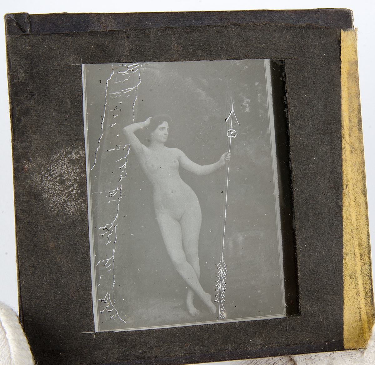 Tjugoåtta skioptikonbilder med motiv från bl.a. olika historiska händelser och sagor. Merparten i färg. Vissa skioptikonbilder, såsom avbildade personer, i sv/v. De flesta har en rosa, gul eller svart tejp som håller ihop de två glasplåtar i vilka motivet är fastsatt i. Vissa av bilderna är numrerade eller märkta med en bokstav.