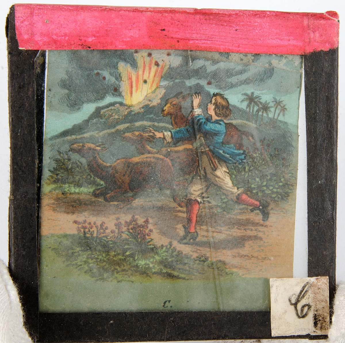 Tjugoåtta skioptikonbilder med motiv från bl.a. olika historiska händelser och sagor. Merparten i färg. Vissa skioptikonbilder, såsom avbildade personer, i sv/v. De flesta har en rosa, gul eller svart tejp som håller ihop de två glasplåtar i vilka motivet är fastsatt i. Vissa av bilderna är numrerade eller märkta med en bokstav.