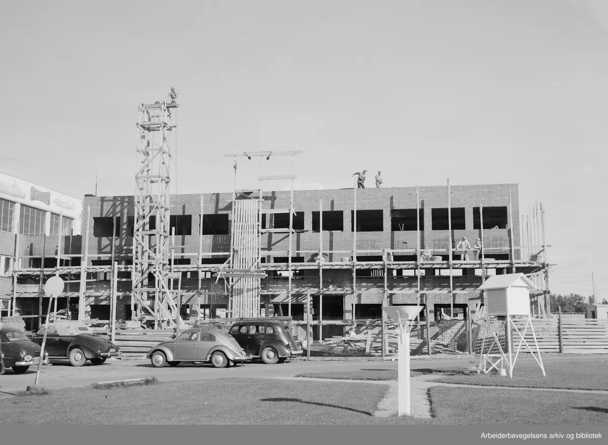 Utbygging av terminal og tårn på Oslo Lufthavn Fornebu. April 1953.