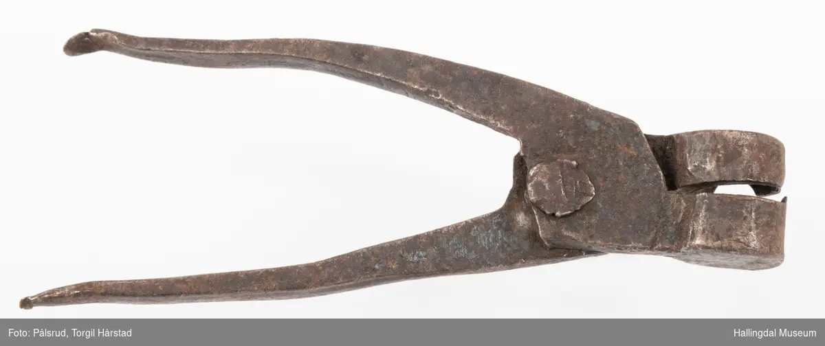 Kuletang til avstøping av blykuler (ammunisjon).
Håndtakene er to buer i jern med flat avslutning. Disse holdes sammen med en jernnagle. Selve kuleformen er to små beholdere formet som halvkuler med en halvsirkulær åpning i ene enden. Sammen dannes en støpeform med åpning til å helle flytende bly ned i formen.