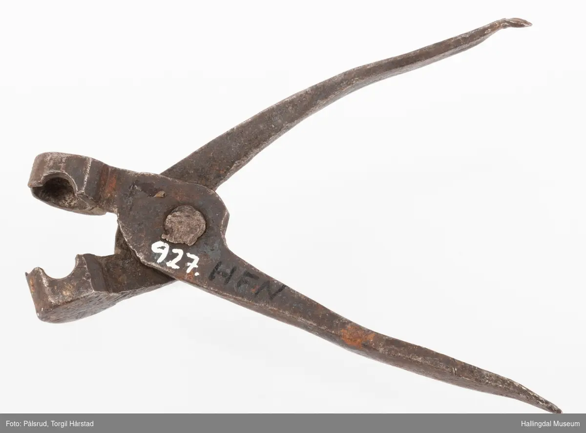 Kuletang til avstøping av blykuler (ammunisjon).
Håndtakene er to buer i jern med flat avslutning. Disse holdes sammen med en jernnagle. Selve kuleformen er to små beholdere formet som halvkuler med en halvsirkulær åpning i ene enden. Sammen dannes en støpeform med åpning til å helle flytende bly ned i formen.