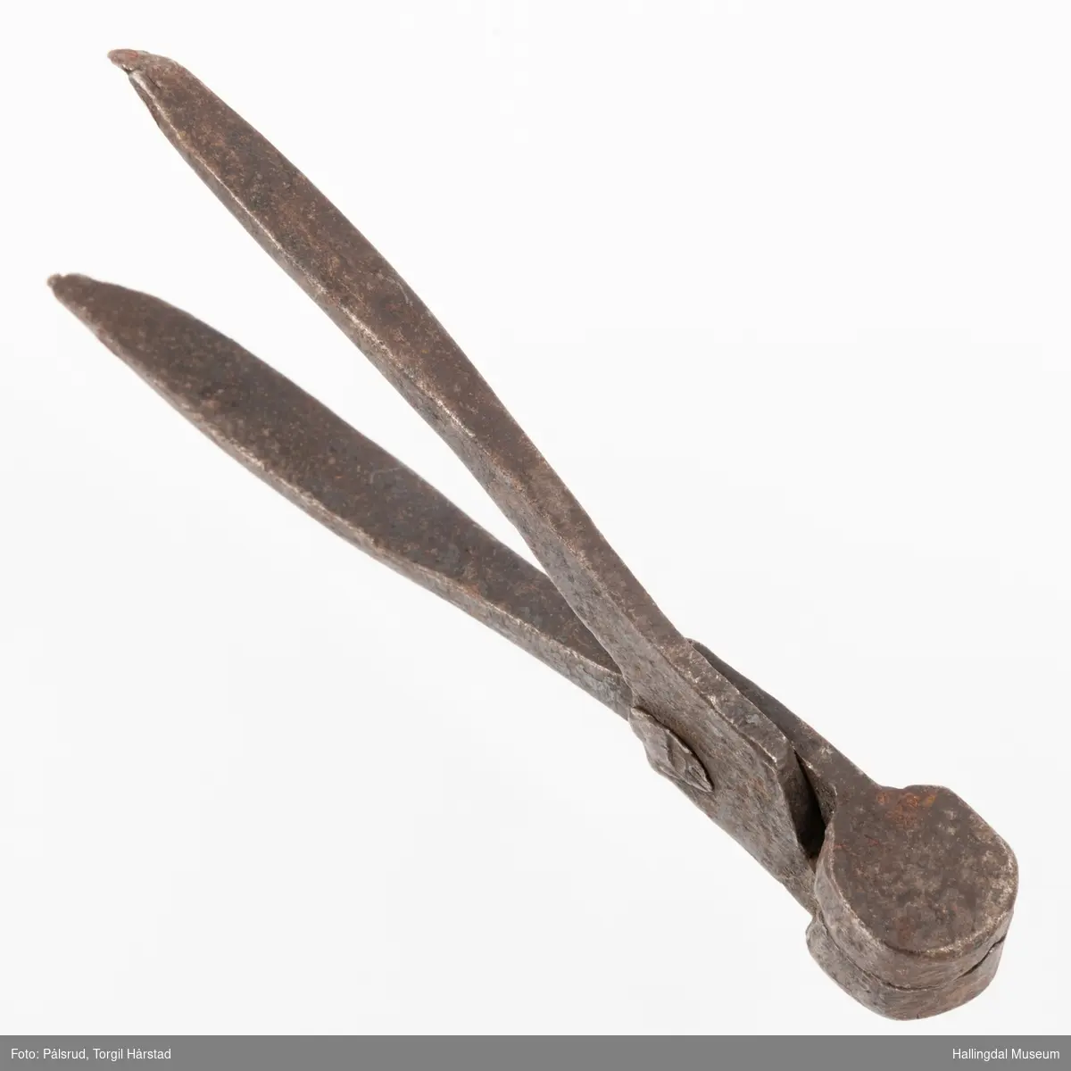 Kuletang til avstøping av blykuler (ammunisjon).
Håndtakene er to buer i jern med flat avslutning. Disse holdes sammen med en jernnagle. Selve kuleformen er to små beholdere formet som halvkuler med en halvsirkulær åpning i ene enden. Sammen dannes en støpeform med åpning til å helle flytende bly ned i formen.