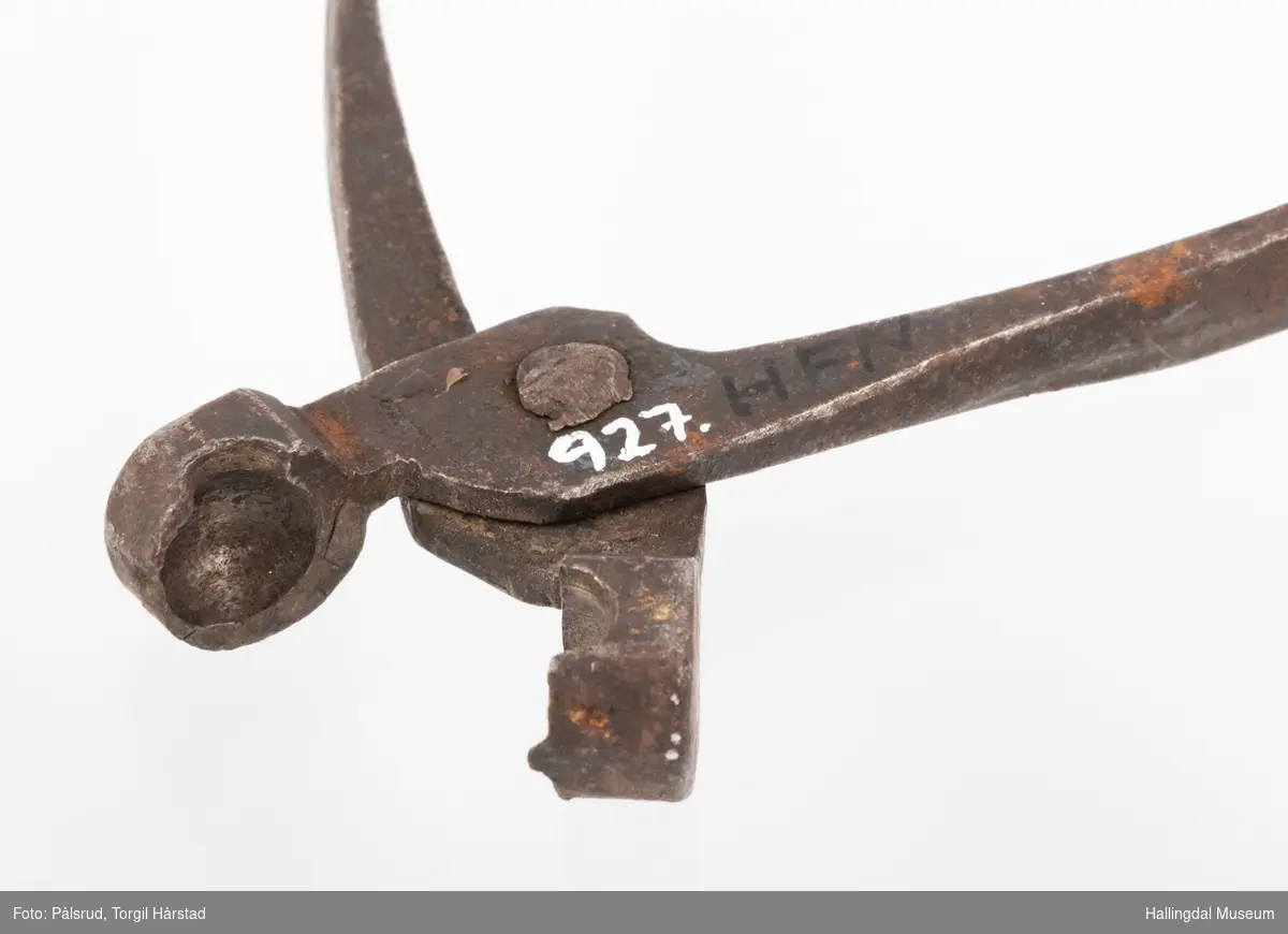 Kuletang til avstøping av blykuler (ammunisjon).
Håndtakene er to buer i jern med flat avslutning. Disse holdes sammen med en jernnagle. Selve kuleformen er to små beholdere formet som halvkuler med en halvsirkulær åpning i ene enden. Sammen dannes en støpeform med åpning til å helle flytende bly ned i formen.