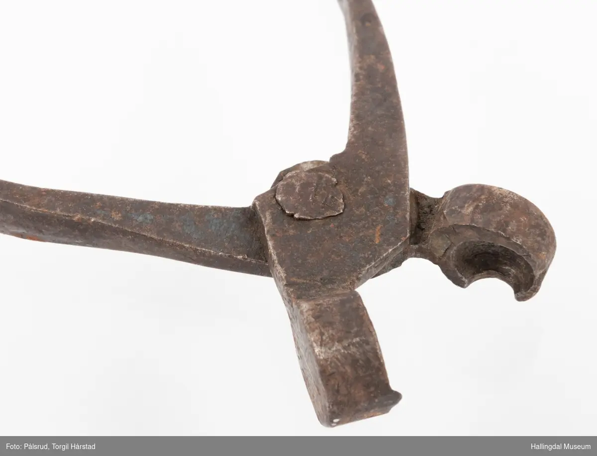 Kuletang til avstøping av blykuler (ammunisjon).
Håndtakene er to buer i jern med flat avslutning. Disse holdes sammen med en jernnagle. Selve kuleformen er to små beholdere formet som halvkuler med en halvsirkulær åpning i ene enden. Sammen dannes en støpeform med åpning til å helle flytende bly ned i formen.