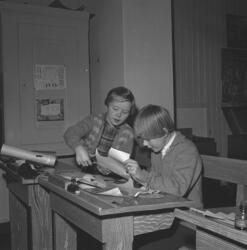 Fådalen skole, elevene lager julepynt.
