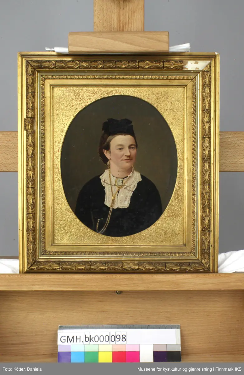 Ingeborg Marie Doxrud er portrettert som voksen, men ikke eldre kvinne. Hun har mørkt hår som er satt opp og dekorert med et svart sløyfe. Ansiktsuttrykket er lett smilende og vennlig. Kvinnen er ikledd svarte klær med hvit blondekrage. Hun har ørepynt og en lommeur med halskjede på seg. Kragen holdes sammen av en hvit, oval brosje med gullkant under halsen. Bakgrunnen er utført i mørke fargenyanser.