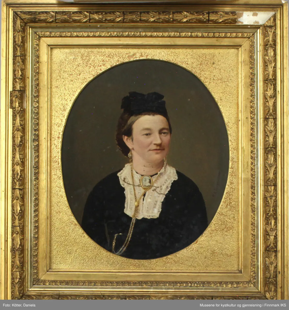 Ingeborg Marie Doxrud er portrettert som voksen, men ikke eldre kvinne. Hun har mørkt hår som er satt opp og dekorert med et svart sløyfe. Ansiktsuttrykket er lett smilende og vennlig. Kvinnen er ikledd svarte klær med hvit blondekrage. Hun har ørepynt og en lommeur med halskjede på seg. Kragen holdes sammen av en hvit, oval brosje med gullkant under halsen. Bakgrunnen er utført i mørke fargenyanser.