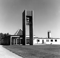 Nolbykapellet med dess klocktorn och lanterninen strax bakom