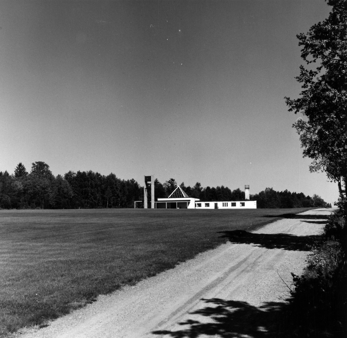 Nolbykapellet med dess klocktorn och lanternin.