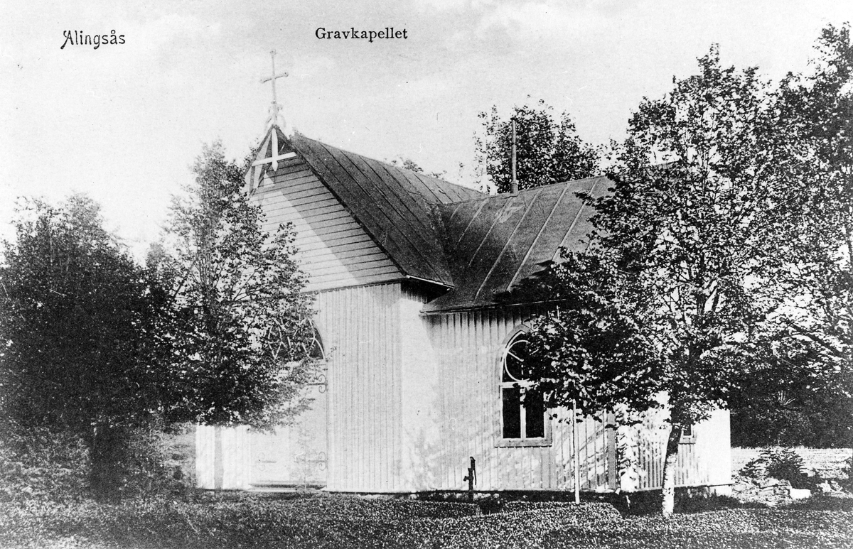 Gravkapellet på stadskyrkogården omgivet av träd och låga häckar. Rivet omkring 1990.