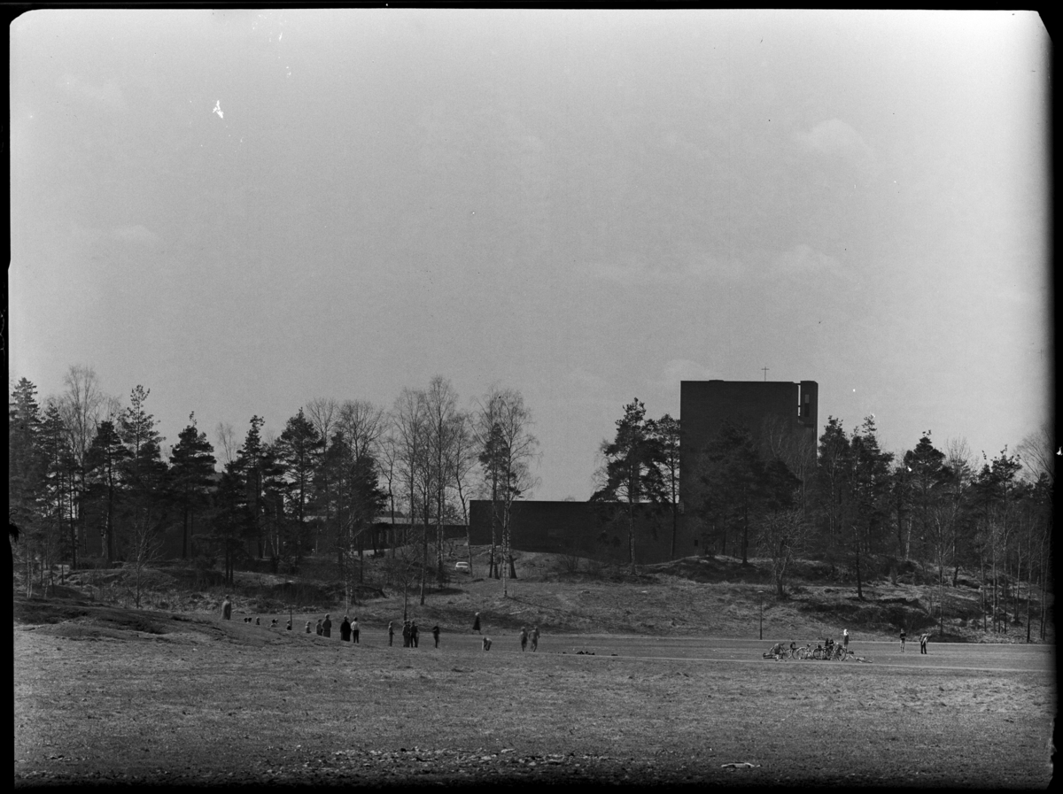FARSTA KYRKA
EXT.