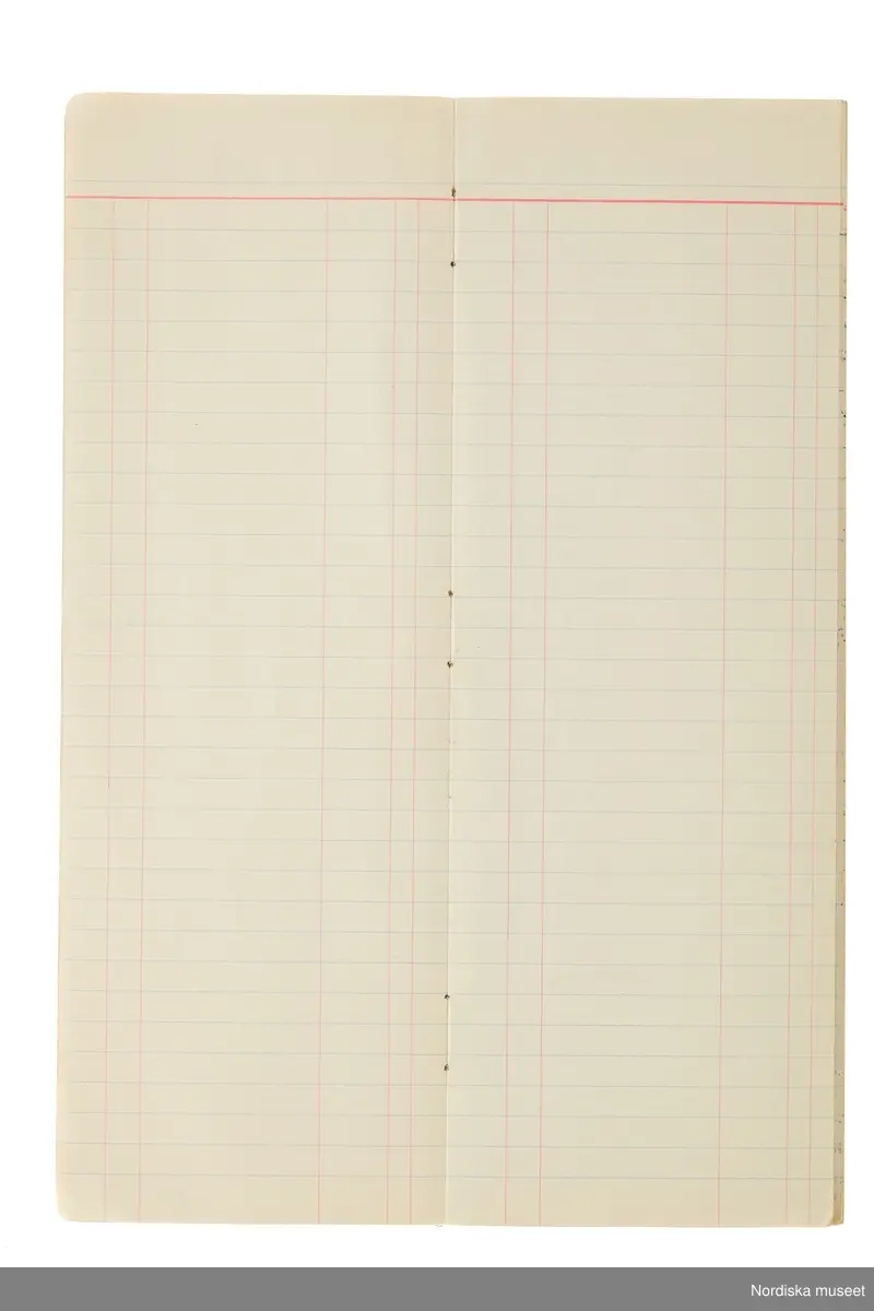 Anteckningsbok som har tillhört Pelle Lundgren (1896-1974) kreatör, från 1923 förste försäljare och senare ateljéchef på NK:s Franska damskrädderi. Från 1965 till stängningen av verksamheten 1966 var han disponent. I anteckningsboken finns noteringar om kunder, plagg, beräkningar etc. från åren 1962-1966.