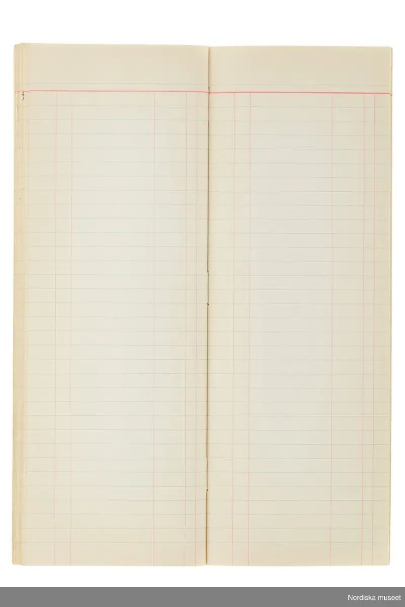 Anteckningsbok som har tillhört Pelle Lundgren (1896-1974) kreatör, från 1923 förste försäljare och senare ateljéchef på NK:s Franska damskrädderi. Från 1965 till stängningen av verksamheten 1966 var han disponent. I anteckningsboken finns noteringar om kunder, plagg, beräkningar etc. från åren 1962-1966.