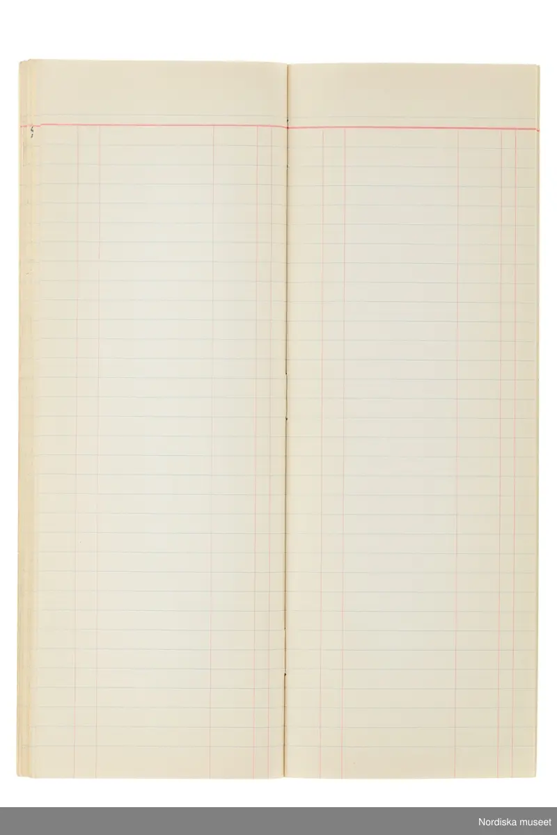 Anteckningsbok som har tillhört Pelle Lundgren (1896-1974) kreatör, från 1923 förste försäljare och senare ateljéchef på NK:s Franska damskrädderi. Från 1965 till stängningen av verksamheten 1966 var han disponent. I anteckningsboken finns noteringar om kunder, plagg, beräkningar etc. från åren 1962-1966.