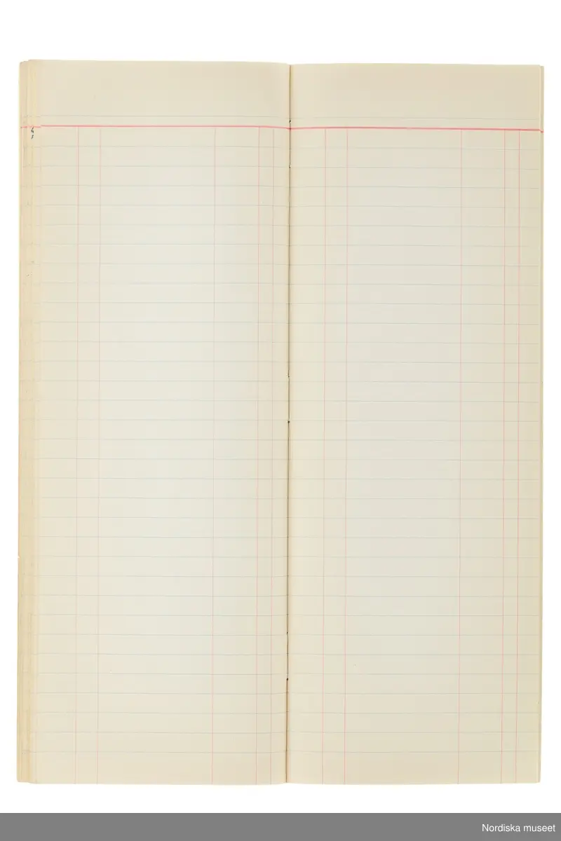 Anteckningsbok som har tillhört Pelle Lundgren (1896-1974) kreatör, från 1923 förste försäljare och senare ateljéchef på NK:s Franska damskrädderi. Från 1965 till stängningen av verksamheten 1966 var han disponent. I anteckningsboken finns noteringar om kunder, plagg, beräkningar etc. från åren 1962-1966.