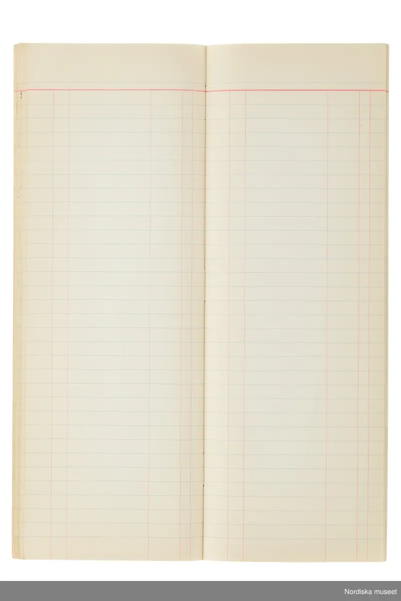 Anteckningsbok som har tillhört Pelle Lundgren (1896-1974) kreatör, från 1923 förste försäljare och senare ateljéchef på NK:s Franska damskrädderi. Från 1965 till stängningen av verksamheten 1966 var han disponent. I anteckningsboken finns noteringar om kunder, plagg, beräkningar etc. från åren 1962-1966.