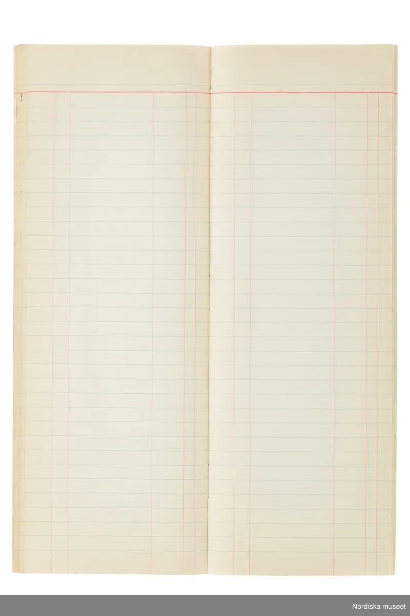 Anteckningsbok som har tillhört Pelle Lundgren (1896-1974) kreatör, från 1923 förste försäljare och senare ateljéchef på NK:s Franska damskrädderi. Från 1965 till stängningen av verksamheten 1966 var han disponent. I anteckningsboken finns noteringar om kunder, plagg, beräkningar etc. från åren 1962-1966.