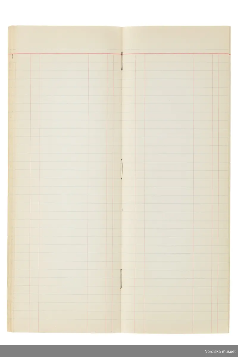 Anteckningsbok som har tillhört Pelle Lundgren (1896-1974) kreatör, från 1923 förste försäljare och senare ateljéchef på NK:s Franska damskrädderi. Från 1965 till stängningen av verksamheten 1966 var han disponent. I anteckningsboken finns noteringar om kunder, plagg, beräkningar etc. från åren 1962-1966.