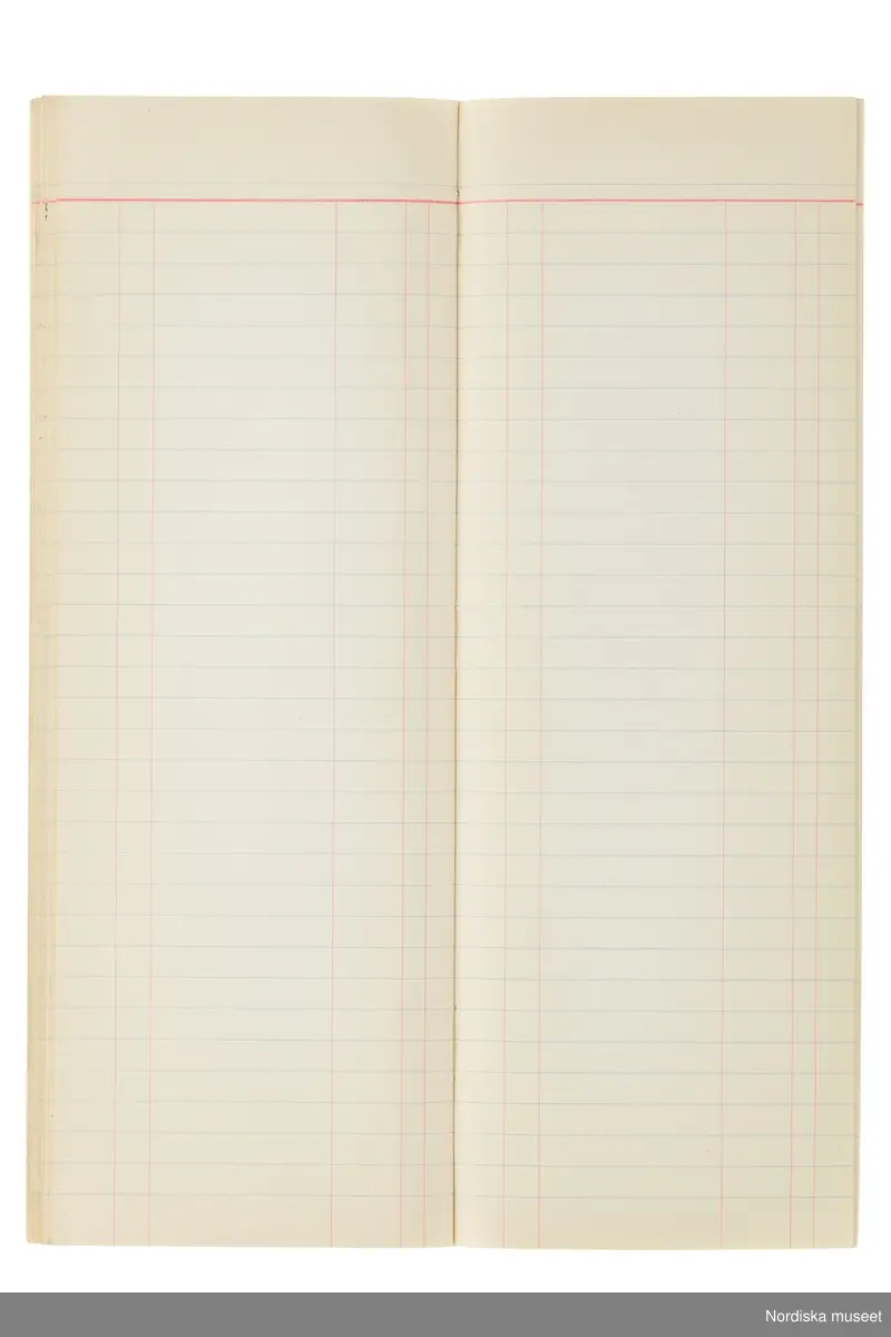 Anteckningsbok som har tillhört Pelle Lundgren (1896-1974) kreatör, från 1923 förste försäljare och senare ateljéchef på NK:s Franska damskrädderi. Från 1965 till stängningen av verksamheten 1966 var han disponent. I anteckningsboken finns noteringar om kunder, plagg, beräkningar etc. från åren 1962-1966.