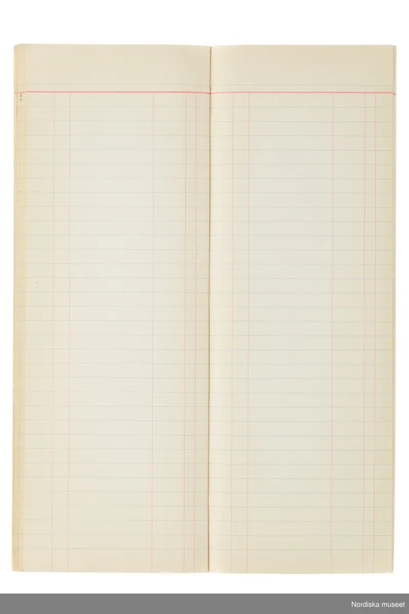 Anteckningsbok som har tillhört Pelle Lundgren (1896-1974) kreatör, från 1923 förste försäljare och senare ateljéchef på NK:s Franska damskrädderi. Från 1965 till stängningen av verksamheten 1966 var han disponent. I anteckningsboken finns noteringar om kunder, plagg, beräkningar etc. från åren 1962-1966.