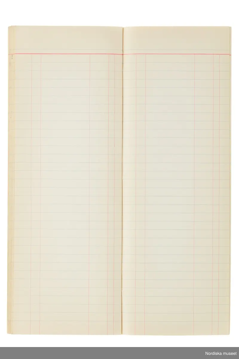 Anteckningsbok som har tillhört Pelle Lundgren (1896-1974) kreatör, från 1923 förste försäljare och senare ateljéchef på NK:s Franska damskrädderi. Från 1965 till stängningen av verksamheten 1966 var han disponent. I anteckningsboken finns noteringar om kunder, plagg, beräkningar etc. från åren 1962-1966.