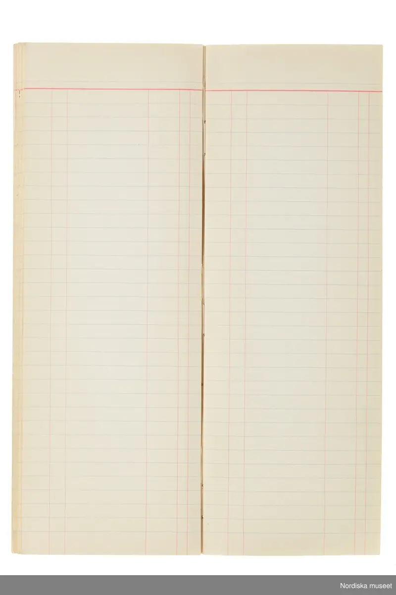 Anteckningsbok som har tillhört Pelle Lundgren (1896-1974) kreatör, från 1923 förste försäljare och senare ateljéchef på NK:s Franska damskrädderi. Från 1965 till stängningen av verksamheten 1966 var han disponent. I anteckningsboken finns noteringar om kunder, plagg, beräkningar etc. från åren 1962-1966.