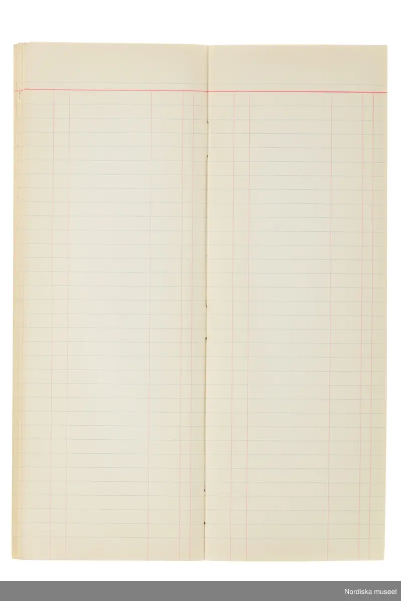 Anteckningsbok som har tillhört Pelle Lundgren (1896-1974) kreatör, från 1923 förste försäljare och senare ateljéchef på NK:s Franska damskrädderi. Från 1965 till stängningen av verksamheten 1966 var han disponent. I anteckningsboken finns noteringar om kunder, plagg, beräkningar etc. från åren 1962-1966.