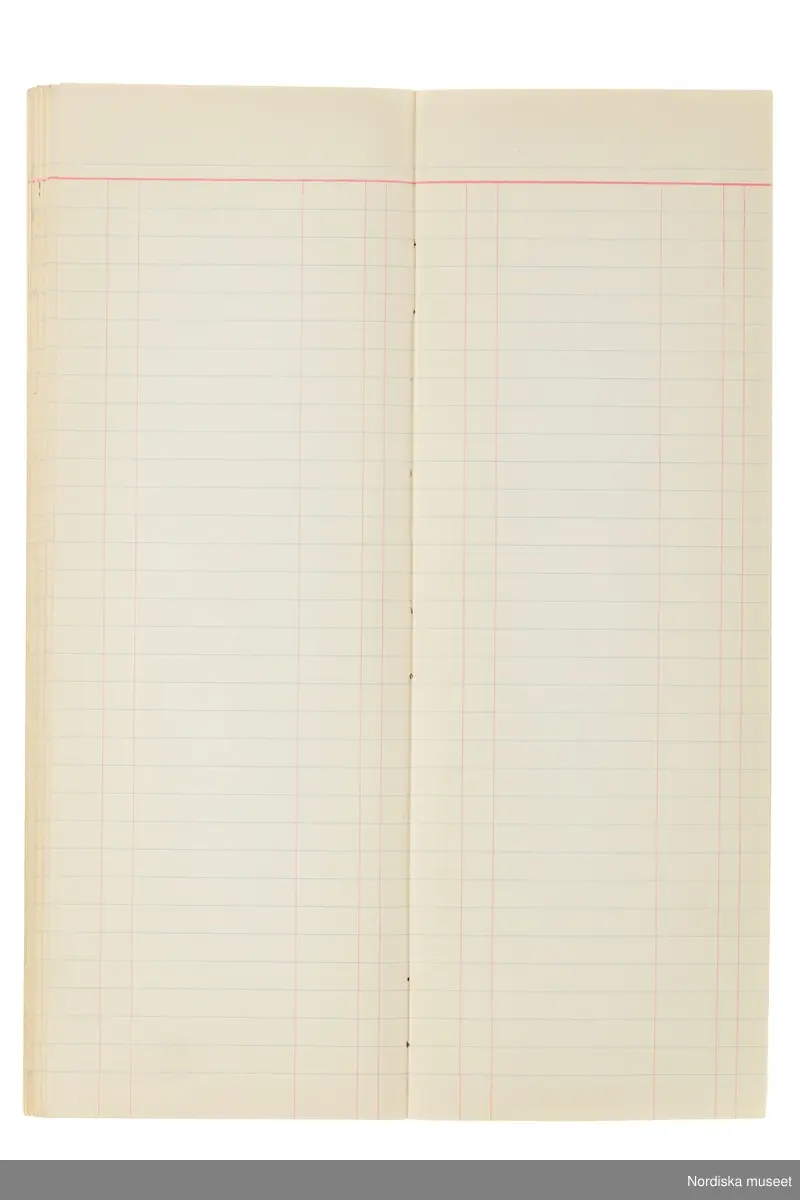 Anteckningsbok som har tillhört Pelle Lundgren (1896-1974) kreatör, från 1923 förste försäljare och senare ateljéchef på NK:s Franska damskrädderi. Från 1965 till stängningen av verksamheten 1966 var han disponent. I anteckningsboken finns noteringar om kunder, plagg, beräkningar etc. från åren 1962-1966.