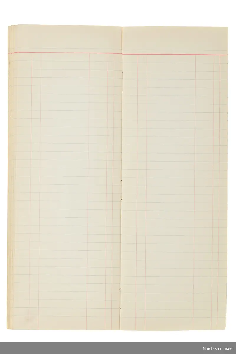 Anteckningsbok som har tillhört Pelle Lundgren (1896-1974) kreatör, från 1923 förste försäljare och senare ateljéchef på NK:s Franska damskrädderi. Från 1965 till stängningen av verksamheten 1966 var han disponent. I anteckningsboken finns noteringar om kunder, plagg, beräkningar etc. från åren 1962-1966.