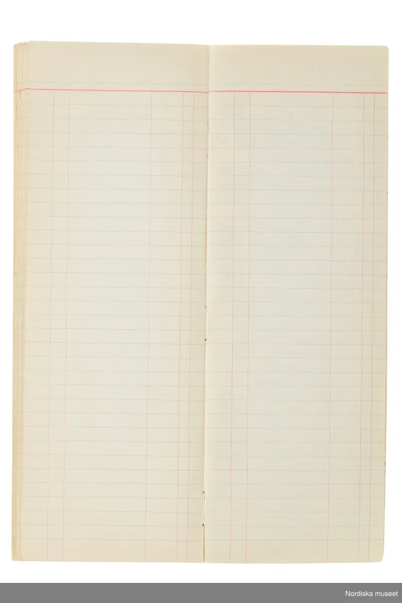 Anteckningsbok som har tillhört Pelle Lundgren (1896-1974) kreatör, från 1923 förste försäljare och senare ateljéchef på NK:s Franska damskrädderi. Från 1965 till stängningen av verksamheten 1966 var han disponent. I anteckningsboken finns noteringar om kunder, plagg, beräkningar etc. från åren 1962-1966.