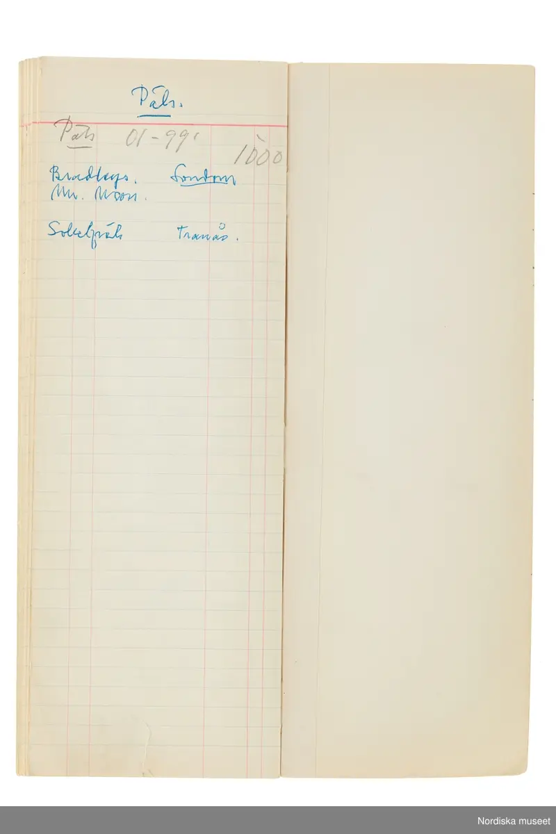 Anteckningsbok som har tillhört Pelle Lundgren (1896-1974) kreatör, från 1923 förste försäljare och senare ateljéchef på NK:s Franska damskrädderi. Från 1965 till stängningen av verksamheten 1966 var han disponent. I anteckningsboken finns noteringar om kunder, plagg, beräkningar etc. från åren 1962-1966.