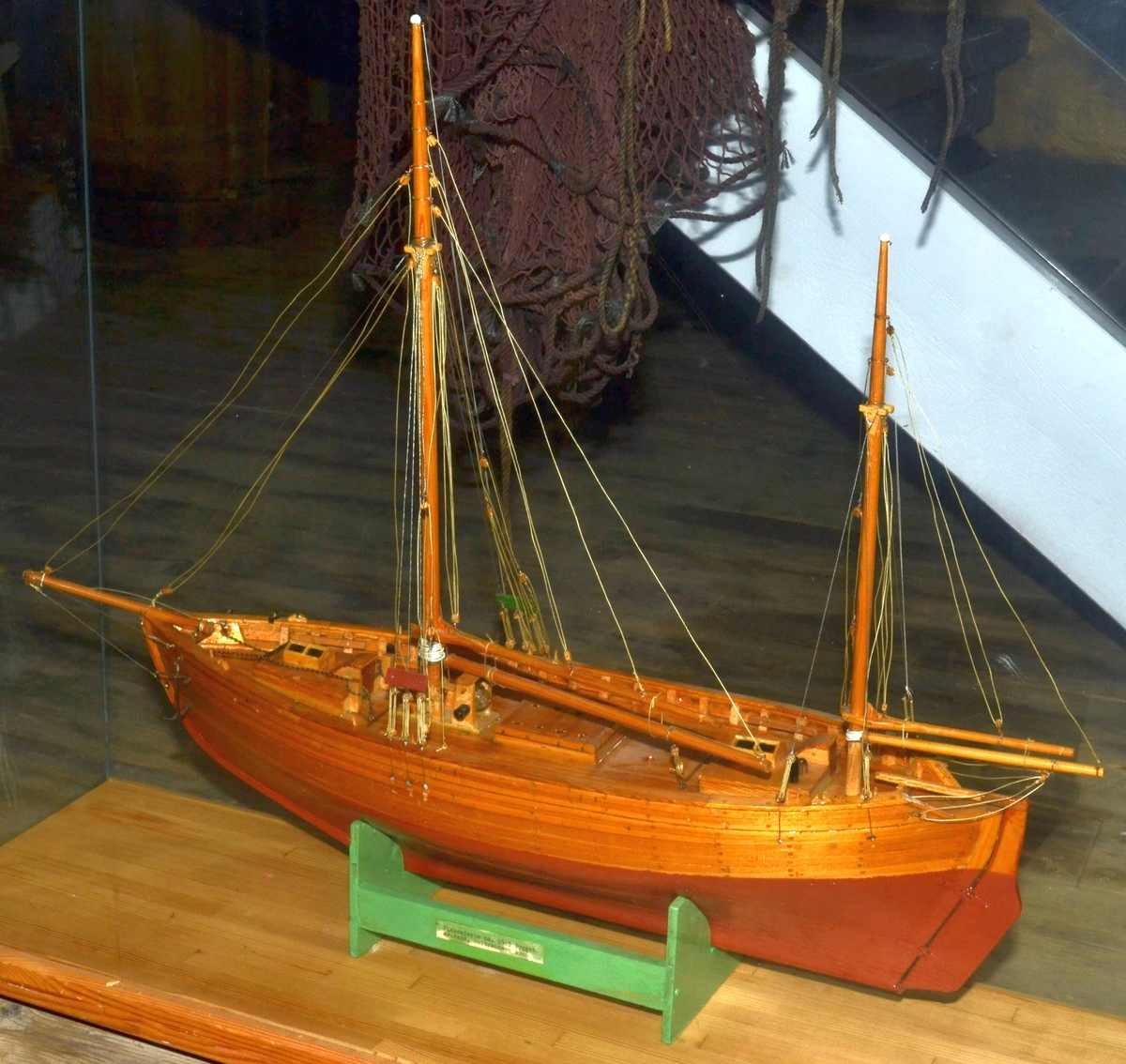 Model av fiskesjøyte fra ca 1905. Bygget av Ferd. Gulbrandsen i 1986. Av tre i glassmonter.