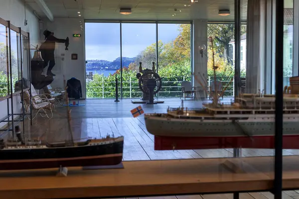 Skipsdekket og roret man finner i andre etasje på museet.