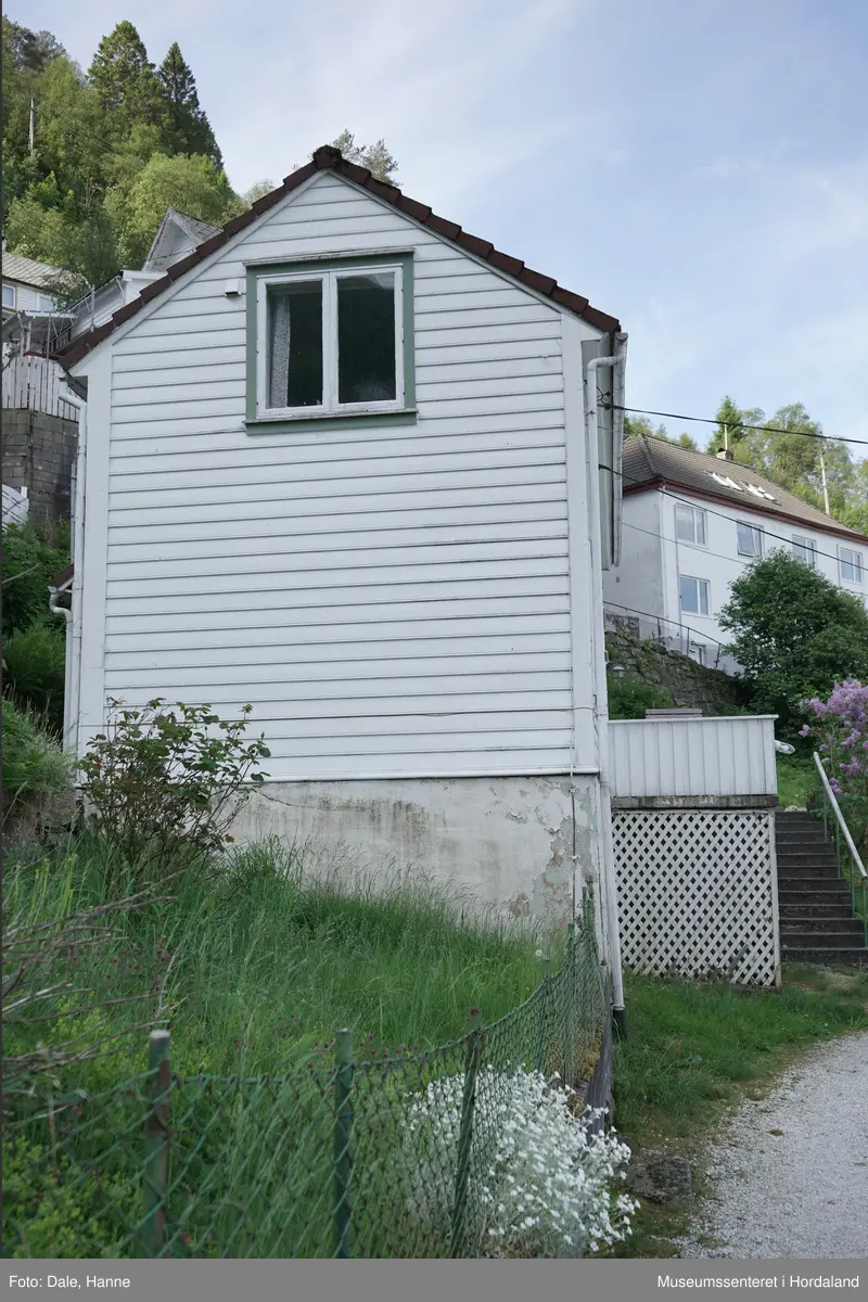 Arbeidarbustad / lærarbustad ved Salhus Tricotagefabrik, bygd i 1864.