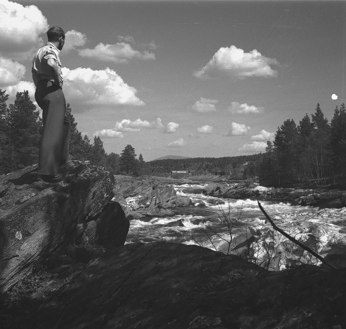 Tolga, Eidsfossen, Mann står og ser på