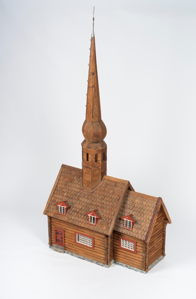 Modell av Trefoldighetskirken før påbygging av sakristi og våpenhus og påsetting av panel.

A: kirken.
B: tårnet.