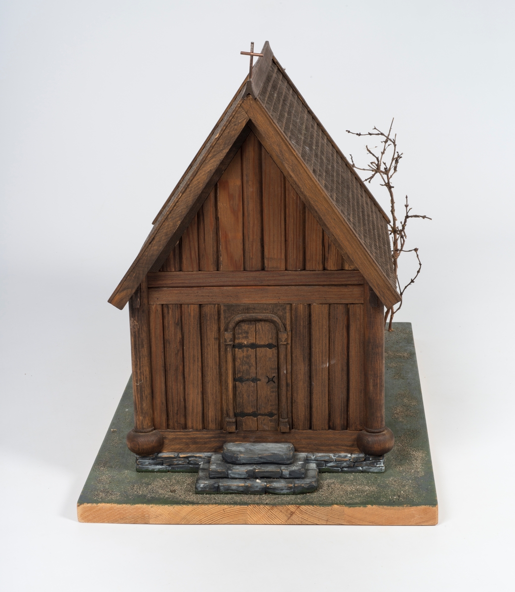 Modell av stavkirke.

Målestokk 1:20.