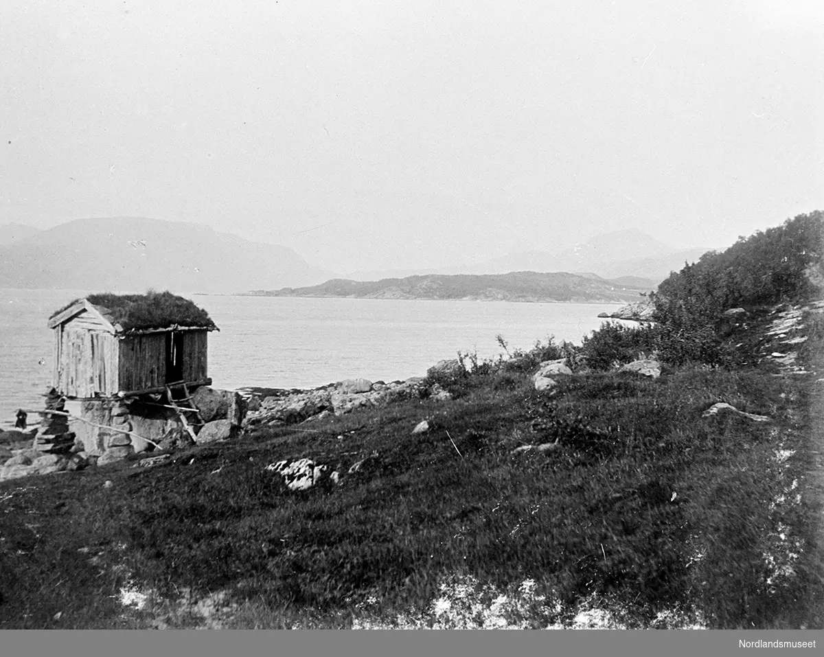 Narvik, på bilde nr. 1 er det en bygning til venstre, bildet har utsikt fra Bromsgård mot Brennholtet, på bilde nr. 2 fra Taraldsvik mot Orneshaugen og Øyjord.